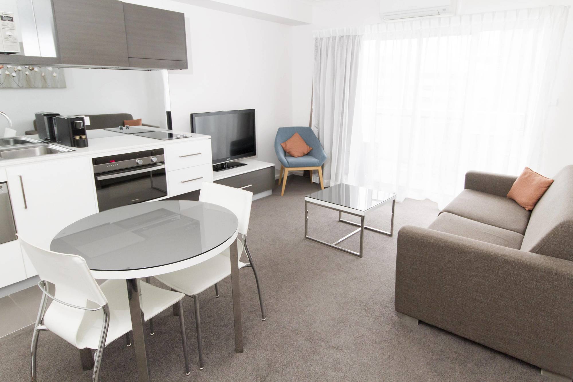 Abode Tuggeranong Aparthotel Canberra Bagian luar foto