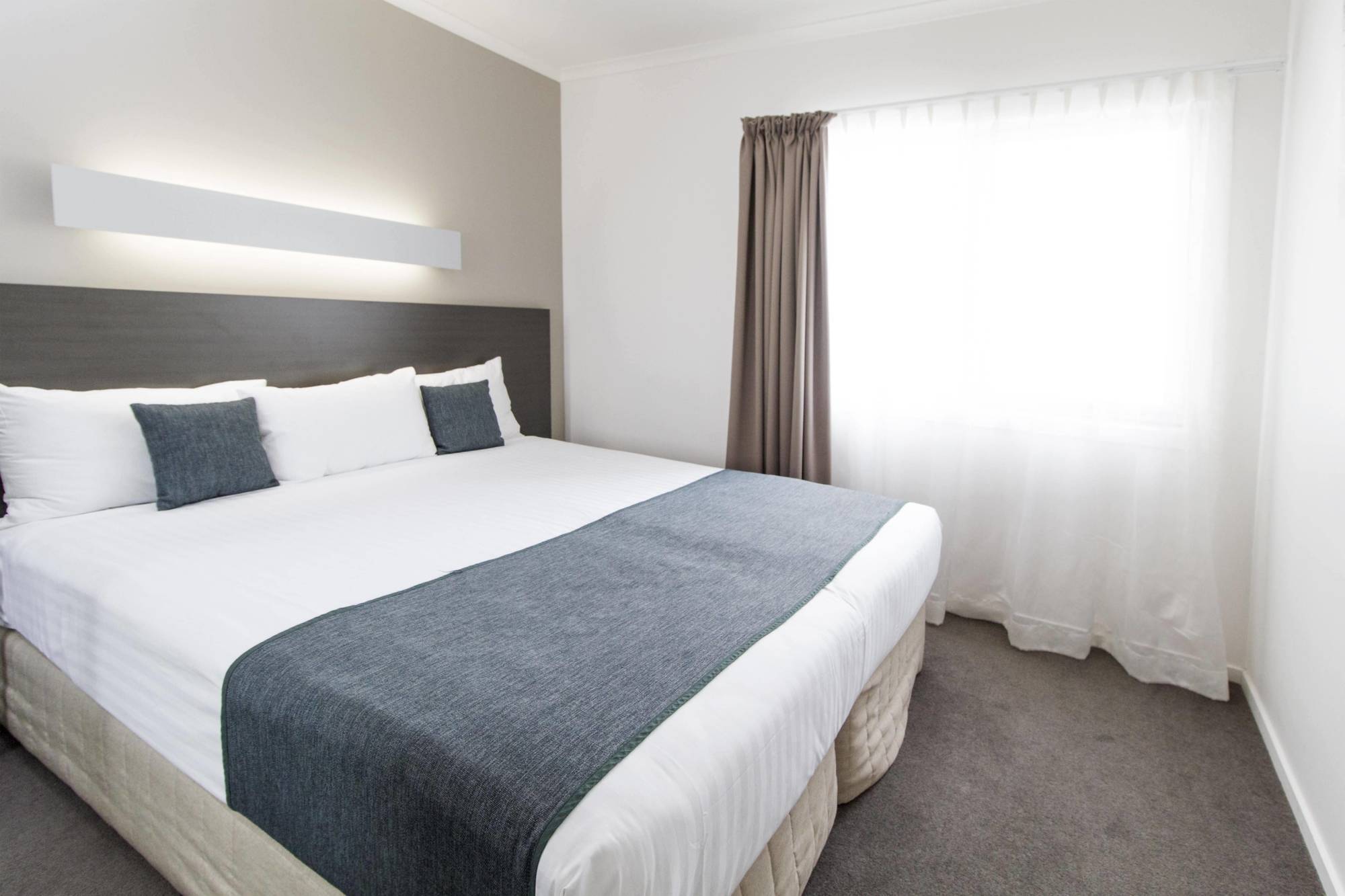 Abode Tuggeranong Aparthotel Canberra Bagian luar foto