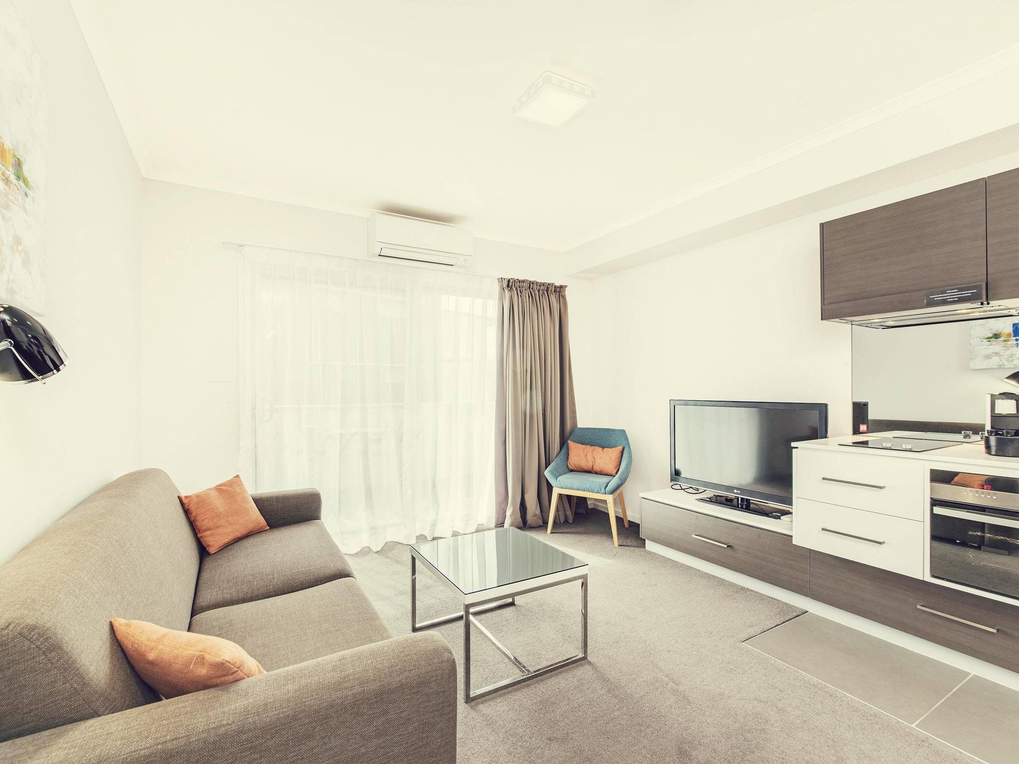 Abode Tuggeranong Aparthotel Canberra Bagian luar foto
