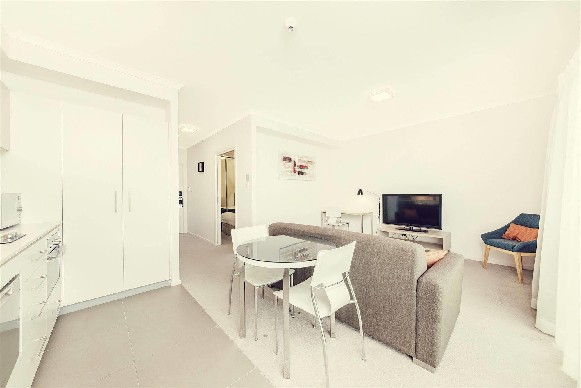 Abode Tuggeranong Aparthotel Canberra Bagian luar foto
